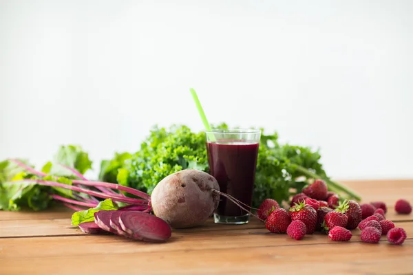 Glass of beetroot juice, fruits and vegetables — Stock Photo, Image