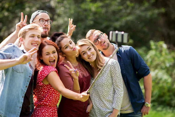 Amigos tomando selfie por teléfono inteligente en verano —  Fotos de Stock