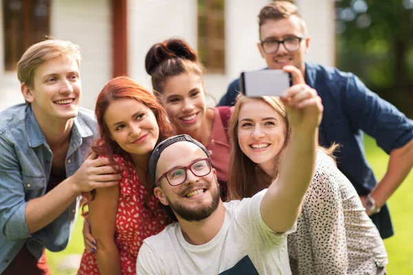 Friends taking selfie by smartphone at summer — Stock Photo, Image