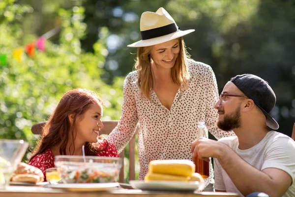 Amis heureux dîner à la fête de jardin d'été — Photo