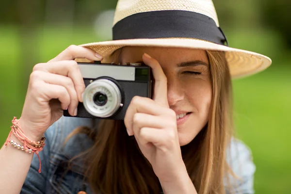 Close-up de mulher com câmera de tiro ao ar livre — Fotografia de Stock