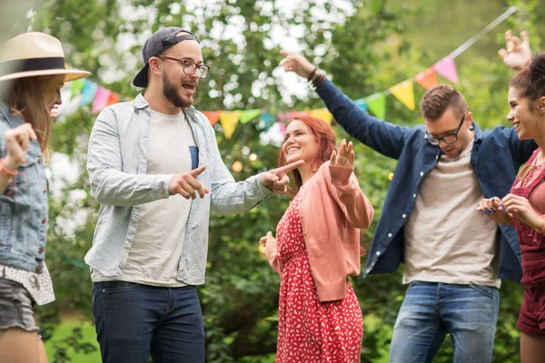 Amigos felizes dançando na festa de verão no jardim — Fotografia de Stock