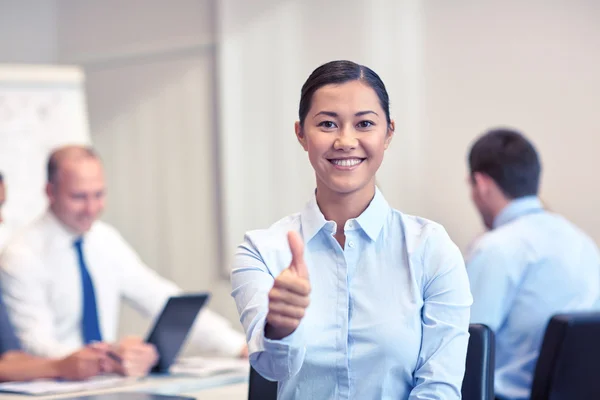 Gruppo di imprenditori sorridenti che si incontrano in ufficio — Foto Stock