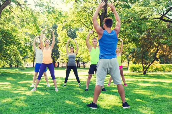 Groupe d'amis ou de sportifs faisant de l'exercice en plein air — Photo