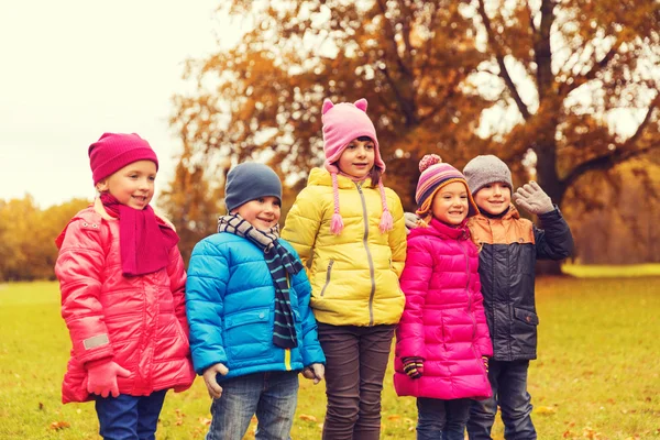 Grupo de niños felices en el parque de otoño — Foto de Stock