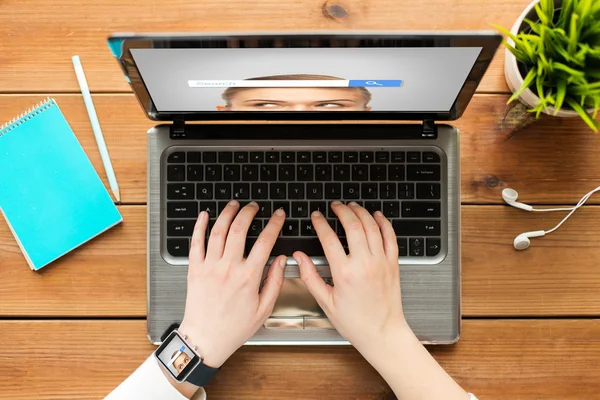 Close-up van de vrouw met internet zoeken op laptop — Stockfoto