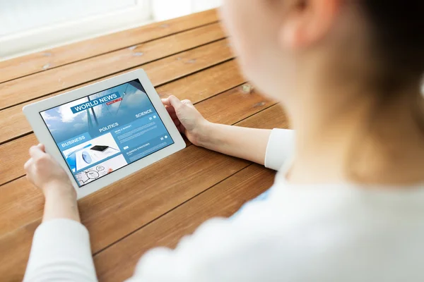 Close up van vrouw met nieuws van de wereld op tablet pc — Stockfoto