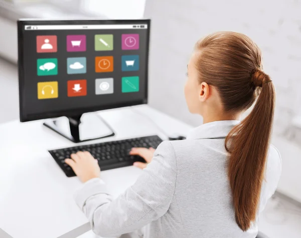 Zakenvrouw met menu pictogrammen op kantoorcomputer — Stockfoto