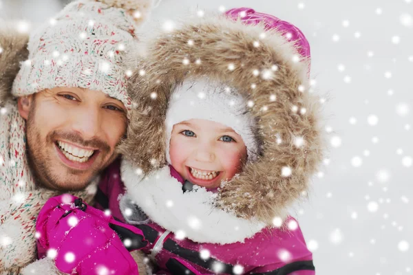 Счастливая семья в зимней одежде на открытом воздухе — стоковое фото