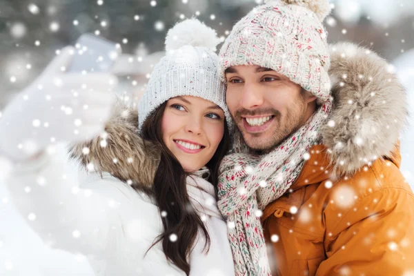 Casal feliz tomando selfie por smartphone no inverno — Fotografia de Stock