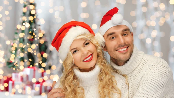 Felice coppia di famiglia in maglioni e cappelli di Babbo Natale — Foto Stock