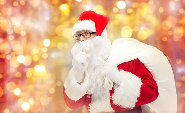 Uomo in costume di Babbo Natale con borsa — Foto Stock