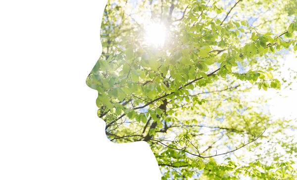 Perfil de mujer de doble exposición con follaje de árbol — Foto de Stock