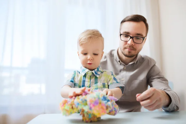 父亲和儿子玩球粘土在家里 — 图库照片