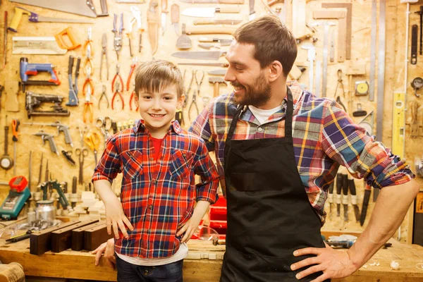 Šťastný otec a malý syn workshop — Stock fotografie