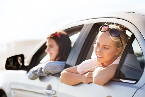 Happy tonåriga flickor eller kvinnor i bil på seaside — Stockfoto