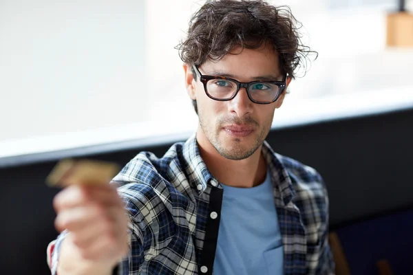 Homme heureux de payer avec carte de crédit au café — Photo