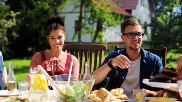 Happy přátelé na večeři na letní zahradní slavnost — Stock video
