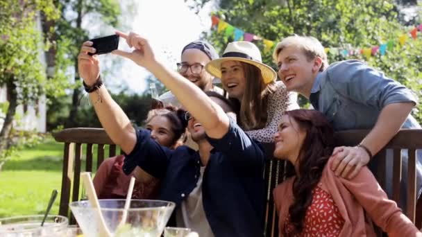 Vrienden nemen selfie op feestje in de zomertuin — Stockvideo