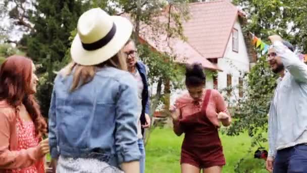 Glada vänner dansa på sommarfest i trädgården — Stockvideo