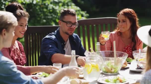 Amici felici che cenano alla festa estiva in giardino — Video Stock