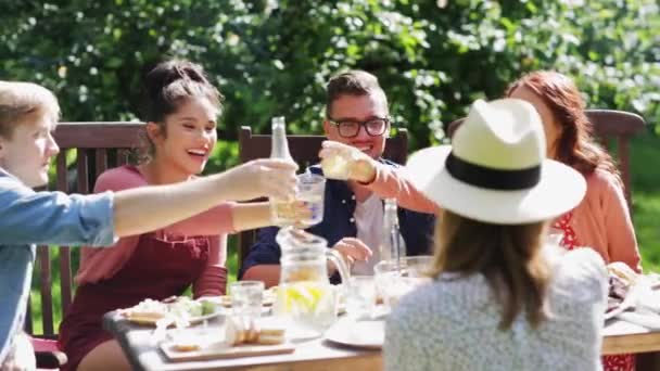 Amigos felices cenando en la fiesta del jardín de verano — Vídeos de Stock