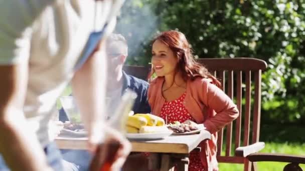 Amigos felices en la fiesta de barbacoa en el jardín de verano — Vídeos de Stock