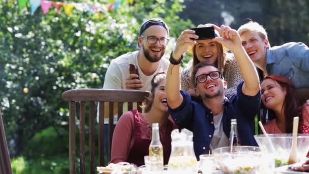 Vänner tar selfie på fest i sommarträdgård — Stockvideo