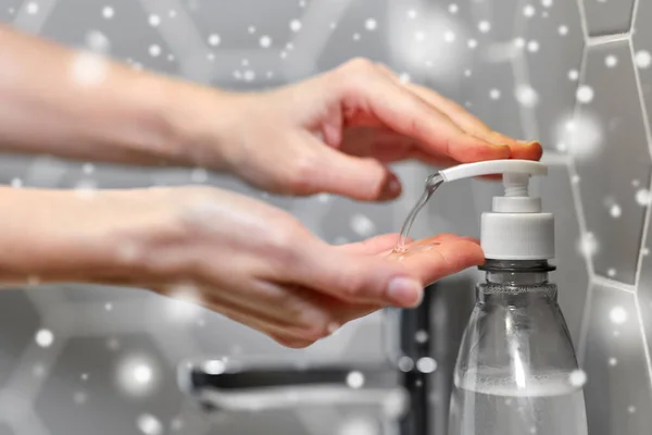 Zbliżenie kobiety myjącej ręce mydłem w płynie — Zdjęcie stockowe