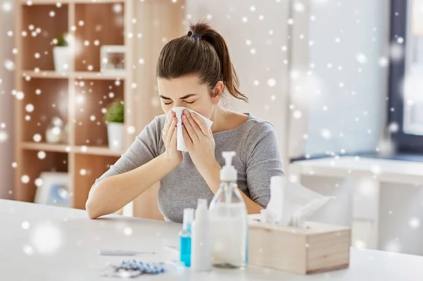 Sjuk kvinna med medicin blåser näsa för att torka — Stockfoto