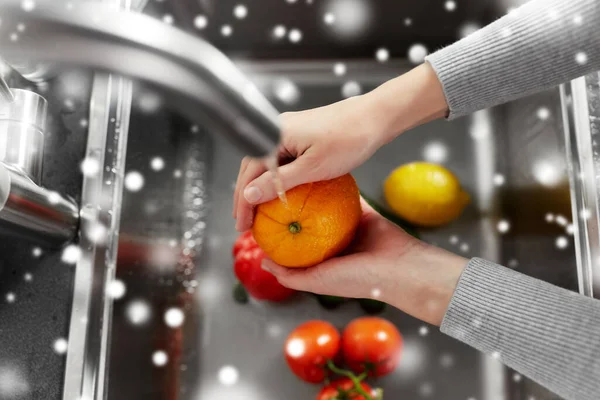 妇女在厨房里洗水果和蔬菜 — 图库照片