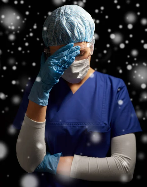 Trauriger Arzt oder Krankenschwester mit Brille und Mundschutz — Stockfoto