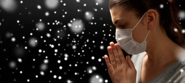 Beteg fiatal nő védő maszkot imádkozott — Stock Fotó