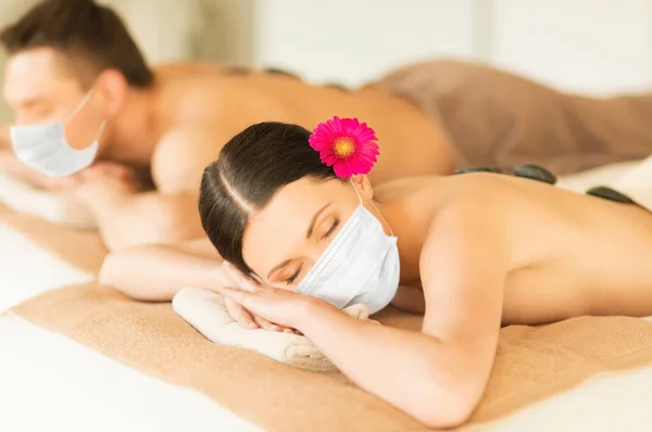 Couple masqué au spa — Photo