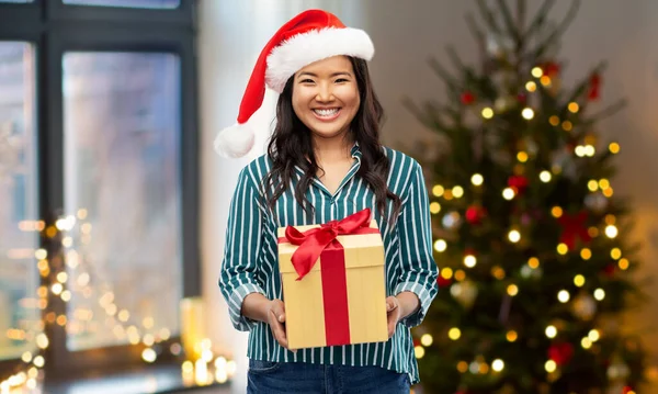 Mutlu Asyalı kadın evde noel hediyesiyle — Stok fotoğraf