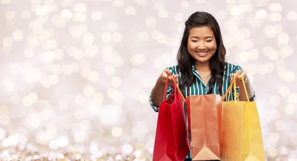 Boldog ázsiai nő bevásárló táskák — Stock Fotó