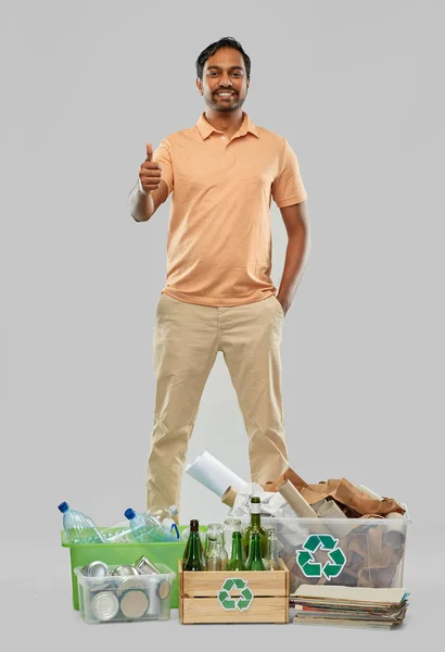 Mosolygós ember válogatás papír, üveg és műanyag hulladék — Stock Fotó