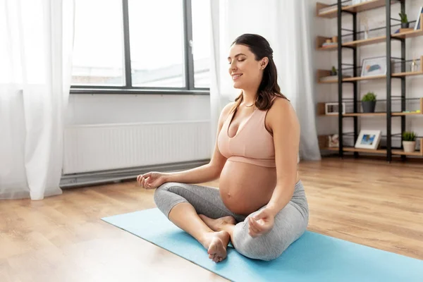 Gelukkig glimlachen zwanger vrouw mediteren thuis — Stockfoto