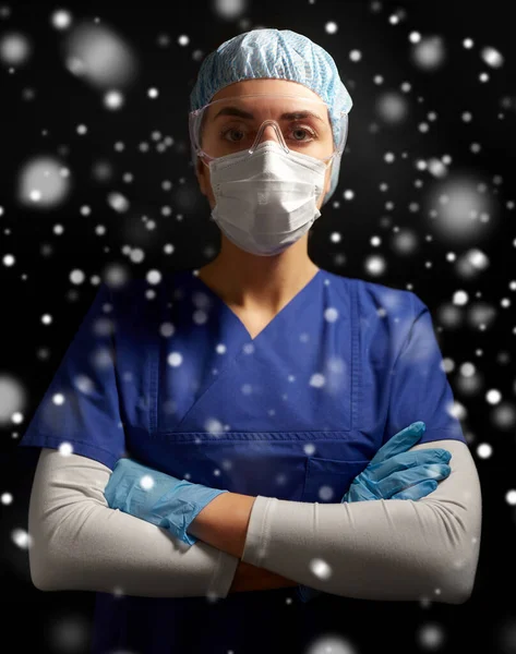 Ärztin oder Krankenschwester mit Brille und Mundschutz — Stockfoto