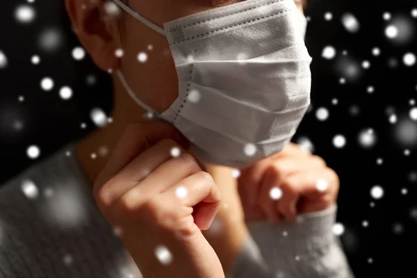 Kranke Frau passt medizinische Gesichtsmaske an — Stockfoto