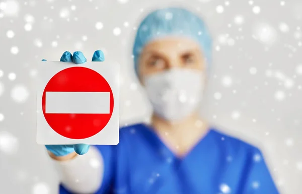 Врач или медсестра в маске, показывающие знак "стоп" — стоковое фото