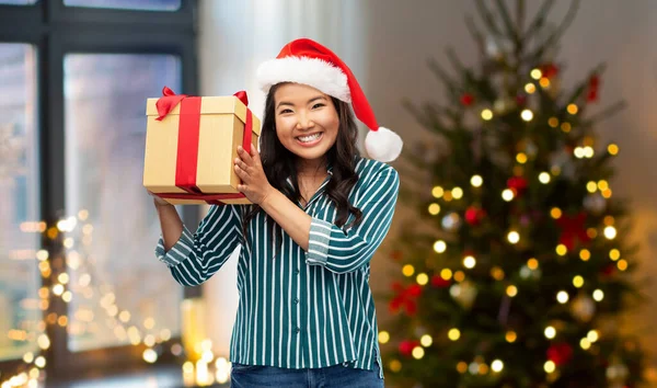 幸せなアジアの女性とクリスマスプレゼント-家で — ストック写真