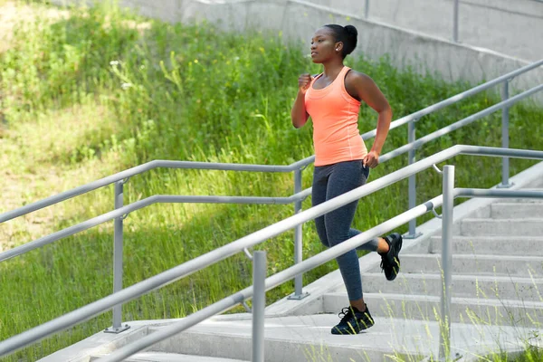 Joven afroamericana mujer corriendo abajo — Foto de Stock