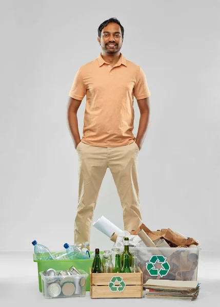 Sourire homme tri papier, verre et déchets plastiques — Photo