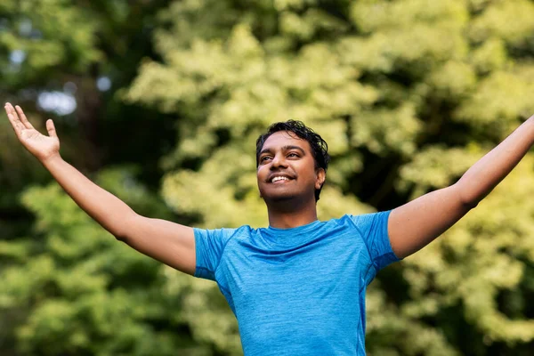Boldog indiai férfi jógázik a nyári parkban — Stock Fotó