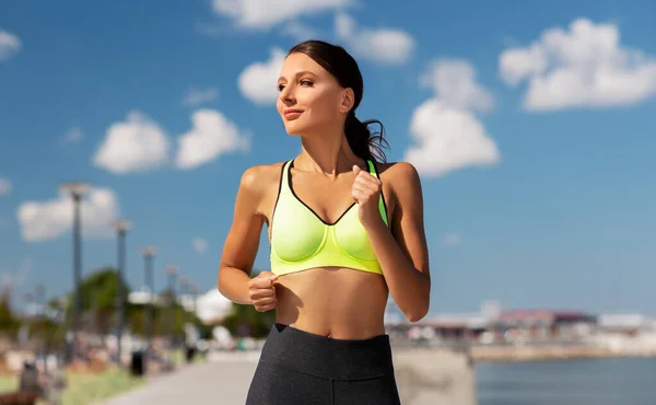 Giovane donna che corre al mare — Foto Stock