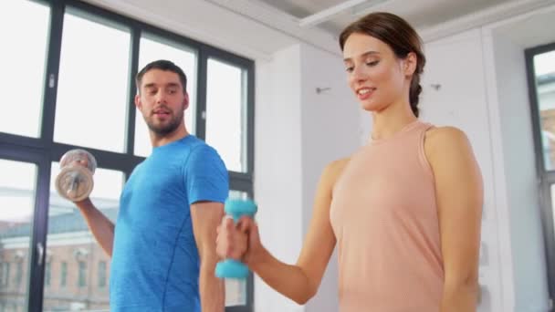 Heureux couple exercice à la maison — Video