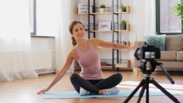 Kvinna eller sport bloggare streaming online yoga — Stockvideo