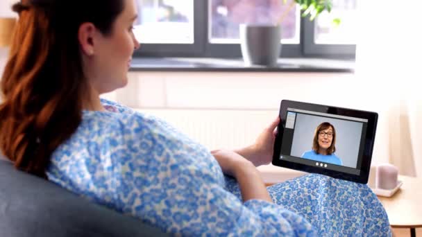 Femme enceinte avec tablette pc ayant appel vidéo — Video