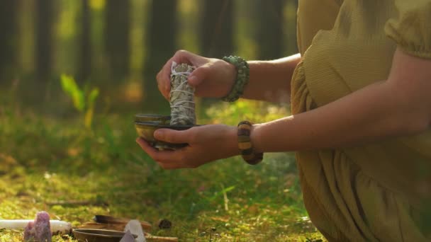 Kvinna eller häxa utför magi ritual i skogen — Stockvideo
